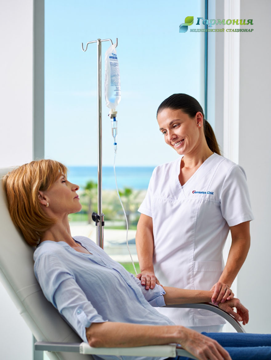 Врач и пациент с капельницей на фоне берега Сухума