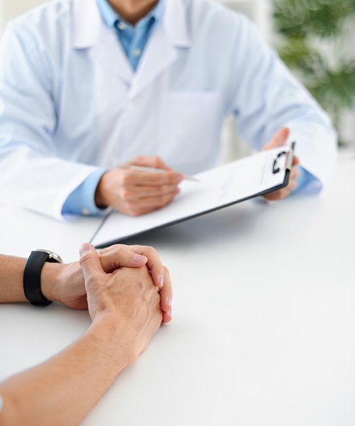 Мужчина на консультации врача