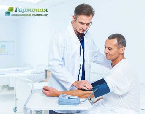 Врач измеряет давление